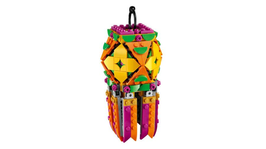 Pembe, turuncu, sarı ve yeşil parçalardan yapılmış, askı halkalı renkli dekoratif LEGO kolye ucu.