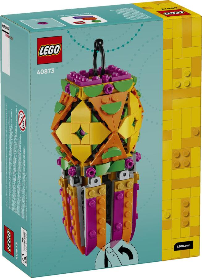 Sarı, turuncu, yeşil ve mor parçalardan oluşan renkli bir LEGO süsünün ambalajı.