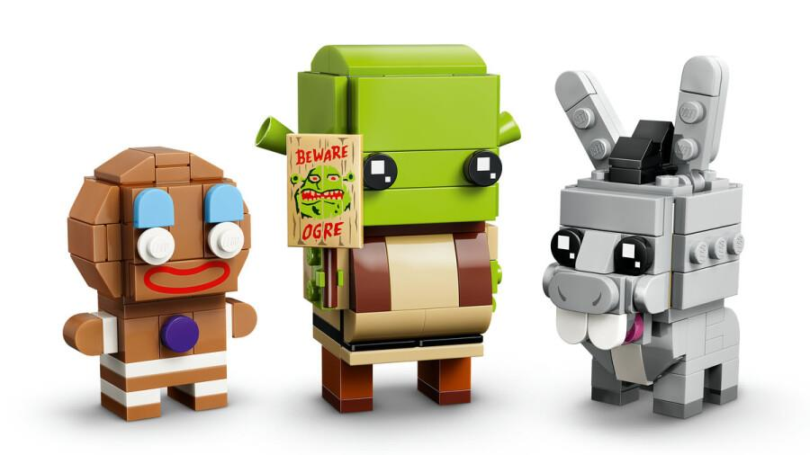 Beyaz arka planda Shrek, Zencefilli Kurabiye Adam ve EÅŸek'ten oluÅŸan Ã¼Ã§ Lego figÃ¼rÃ¼.