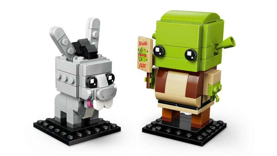 Siyah kaideler üzerinde Shrek ve Esek Lego BrickHeadz figürleri.