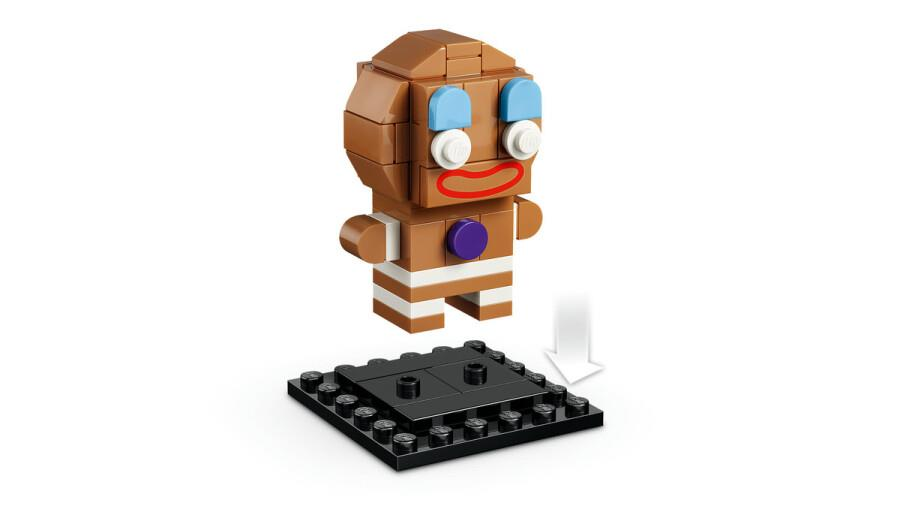 Bir Lego zencefilli kurabiye adam figürü siyah bir taban plakasının üzerinde duruyor.