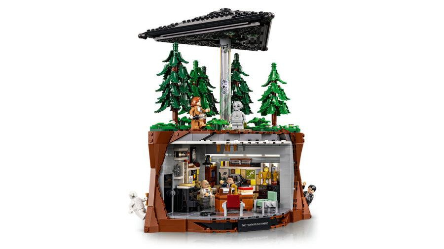 Un set Lego mostra un bosco con un ufficio sotto e un UFO sopra.