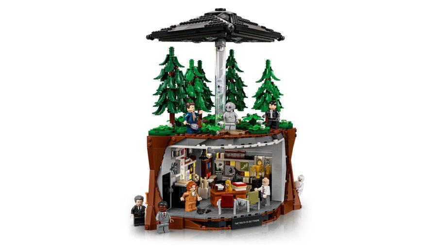 Modello Lego con foresta in alto, ufficio sotterraneo in basso, minifigure e raggio UFO.