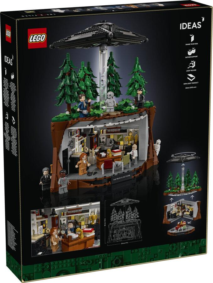 La scatola Lego Ideas mostra un ufficio nella foresta su due livelli con minifigure e un UFO fluttuante.