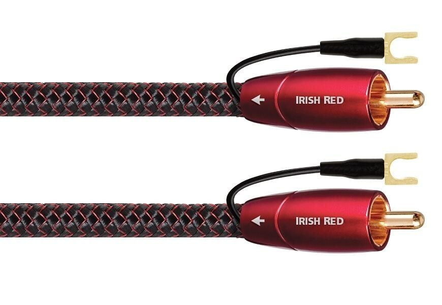 Beyaz arka planda IRISH RED etiketli kırmızı konektörlere sahip iki örgülü ses kablosu.