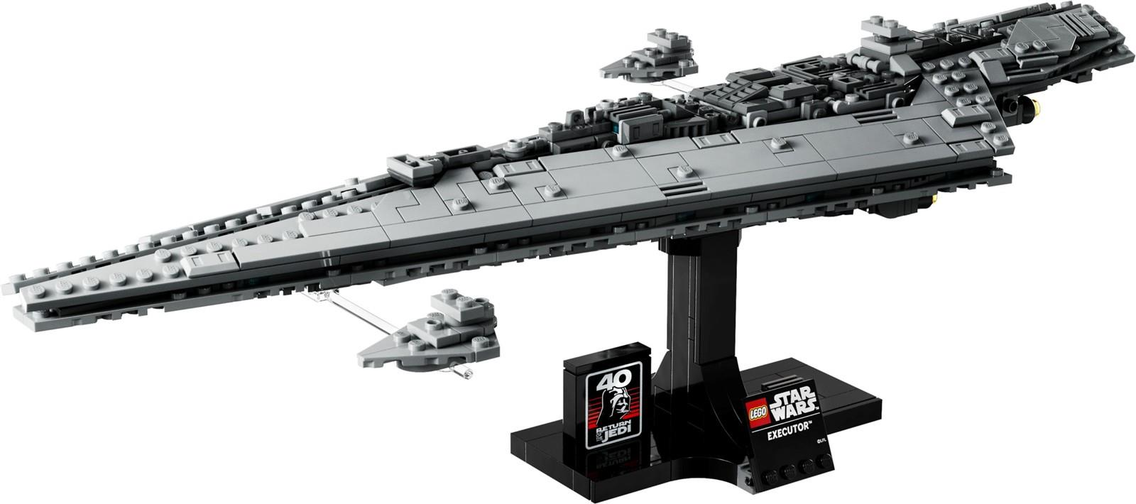Ein detailliertes, graues LEGO Star Wars Executor Super Star Destroyer Modell auf einem schwarzen Ständer.