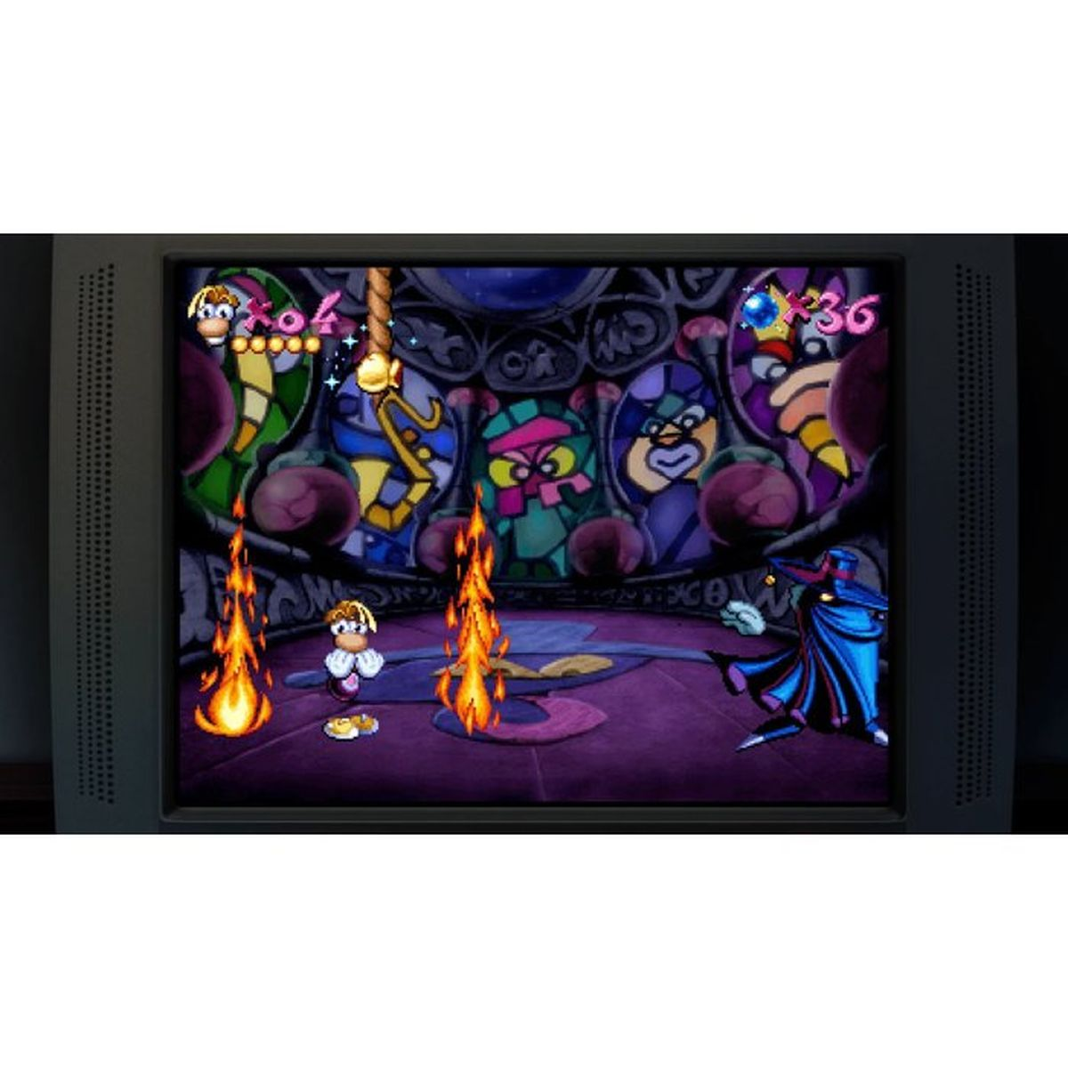 Eine Videospielszene mit einer Figur zwischen zwei Flammen in einem Raum mit Buntglasfenstern.