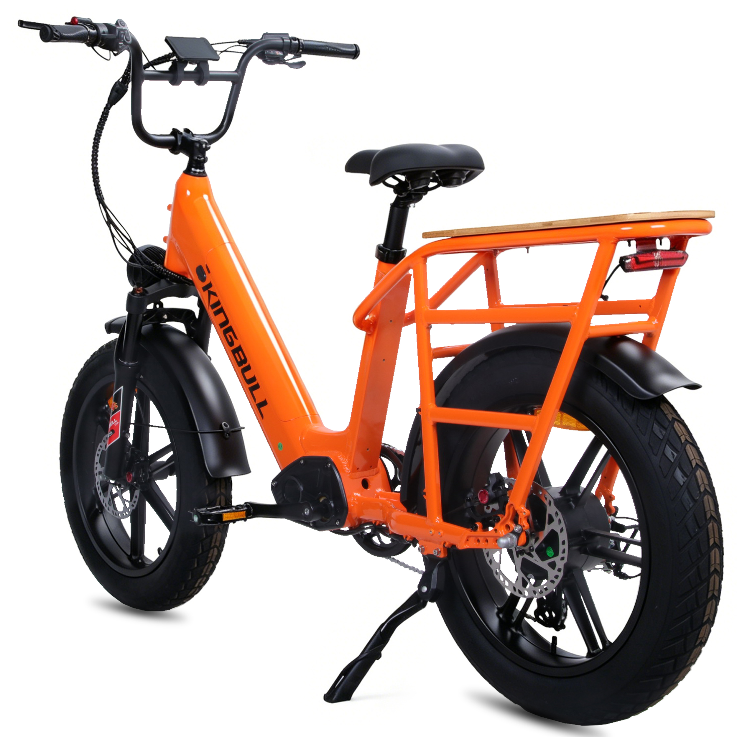 Ein leuchtend oranges Kingbull Elektrofahrrad mit dicken Reifen, Gepäckträger und schwarzem Sattel auf weißem Grund.
