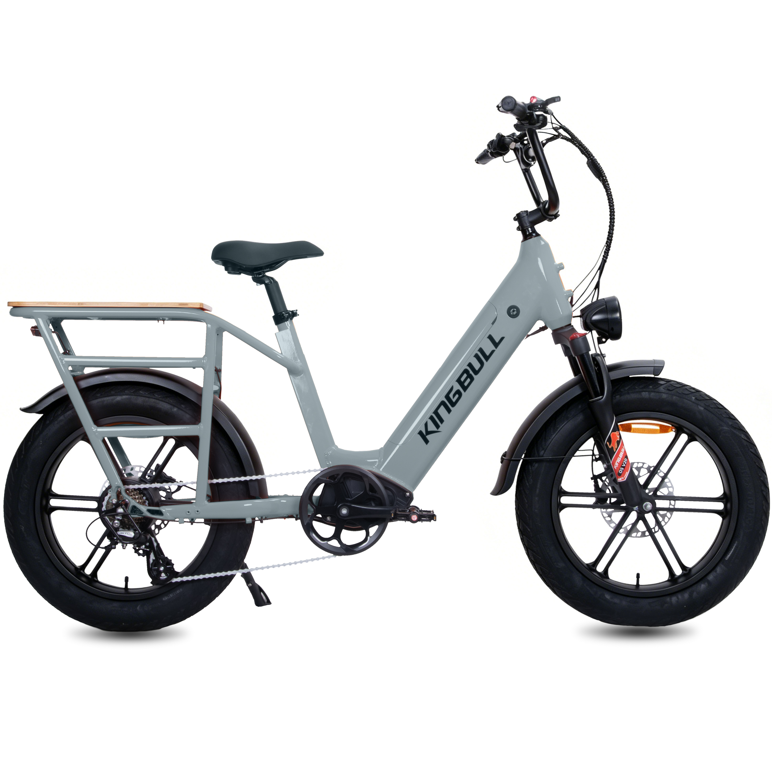 Ein hellgraues Kingbull-Elektro-Lastenfahrrad mit dicken Reifen, Frontscheinwerfer und Holzgepäckträger.