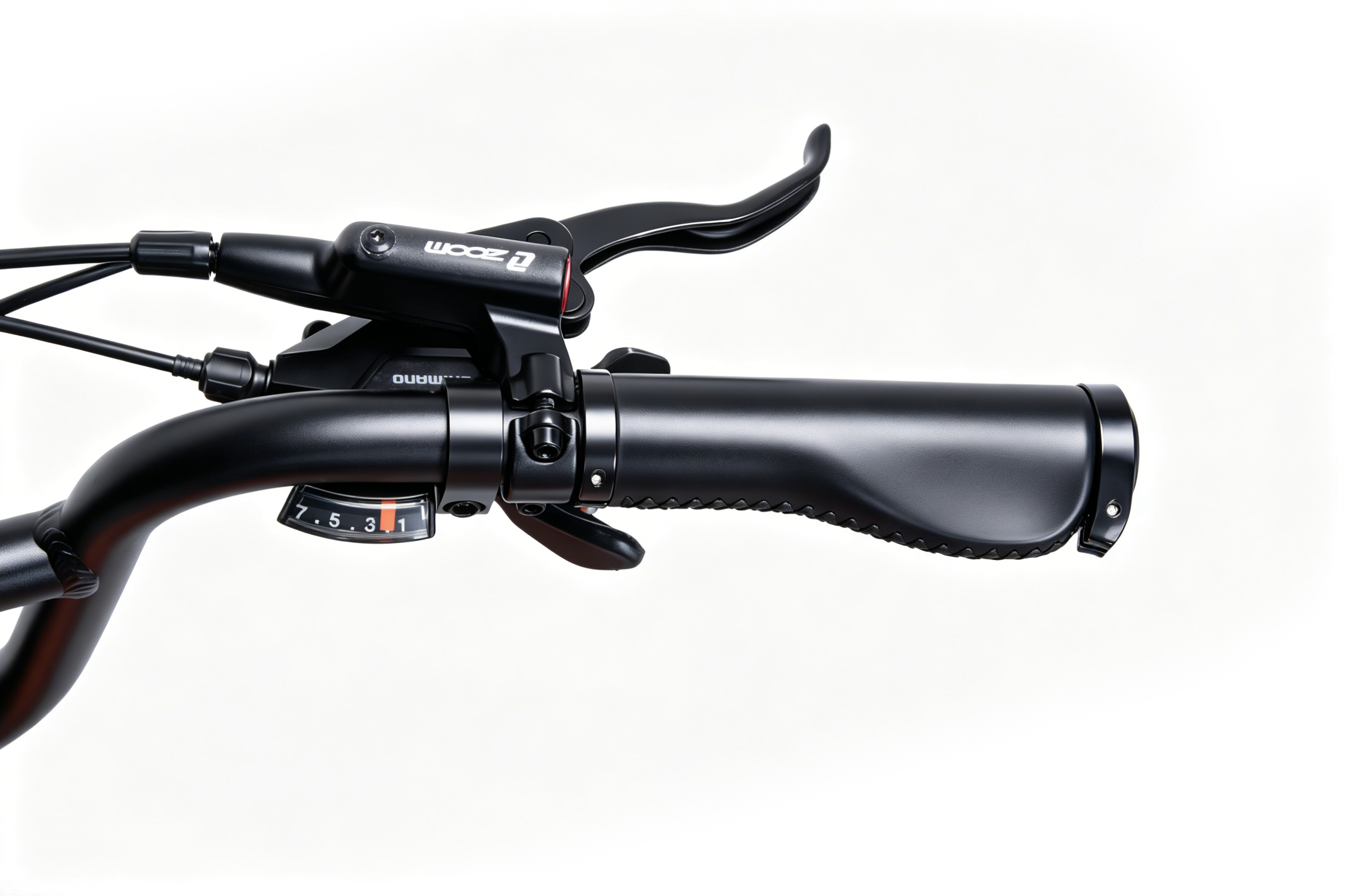 Schwarzer Fahrradlenker mit Griff, Bremshebel und Gangschaltung auf weißem Hintergrund.