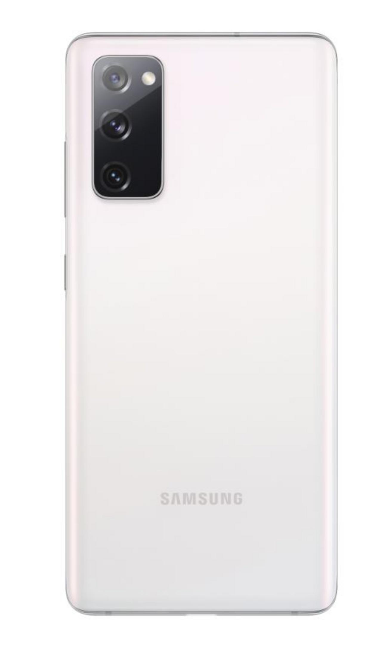 Dikey üçlü kamera sistemine ve alt kısımda marka logo bulunan beyaz bir Samsung akıllı telefonun arkası.