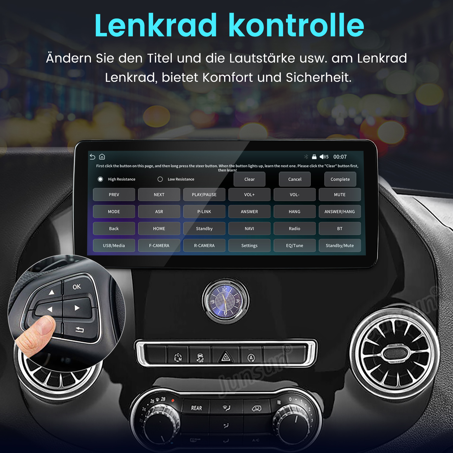 Autodisplay und Lenkradtasten zur Steuerung von Medien und Funktionen.