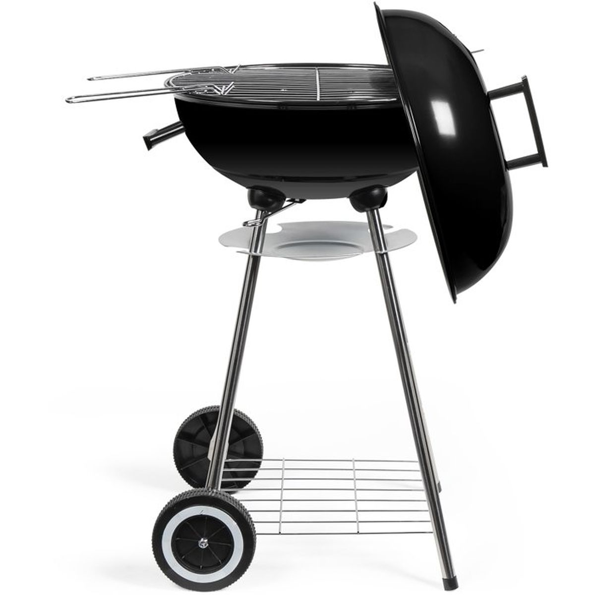 Ein schwarzer Kugelgrill mit silbernen Beinen und zwei Rädern steht auf weißem Hintergrund.