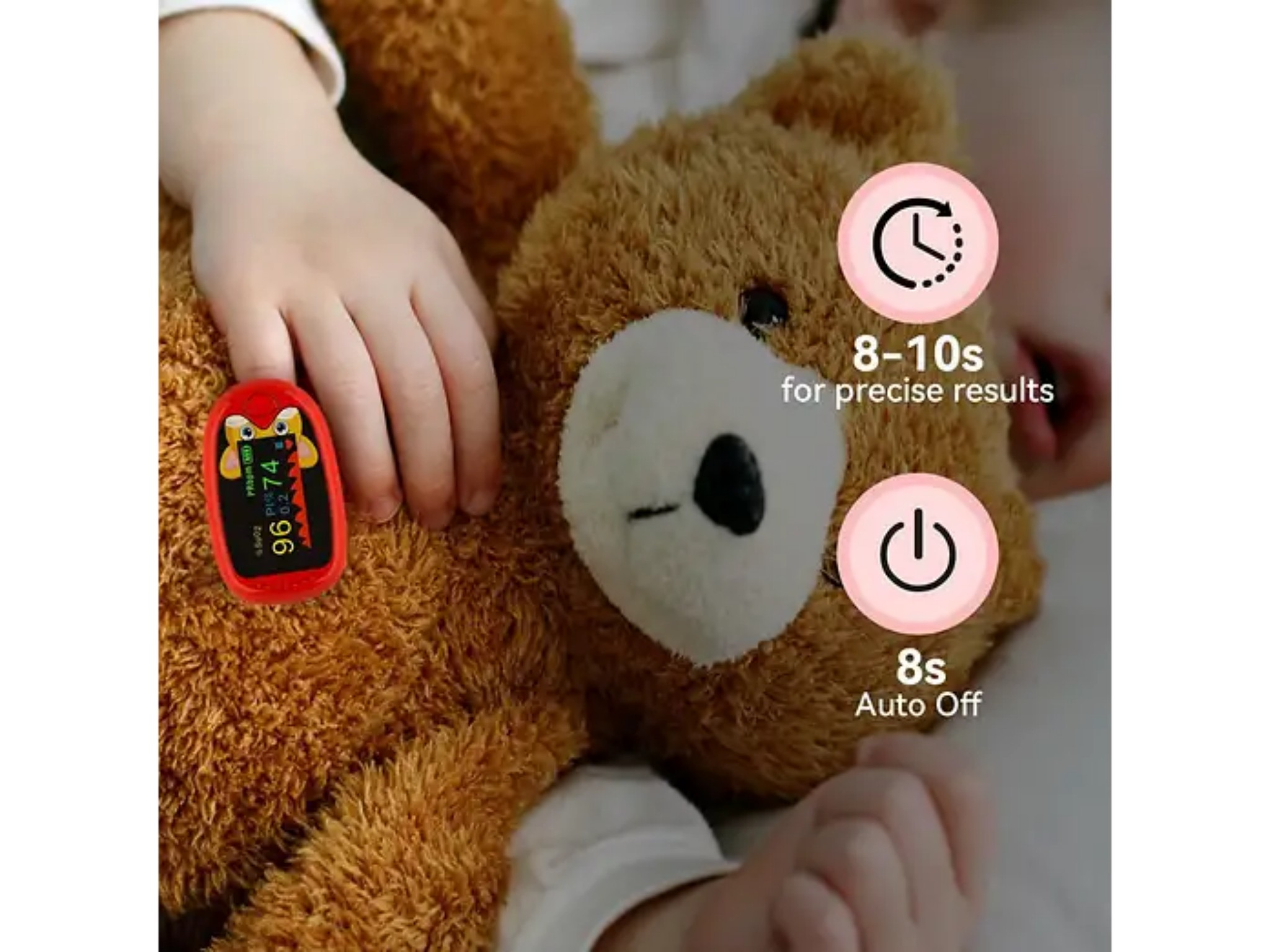 Ein Kind hält einen kleinen roten Pulsoximeter mit digitalem Display, während es mit einem Teddybär kuschelt.