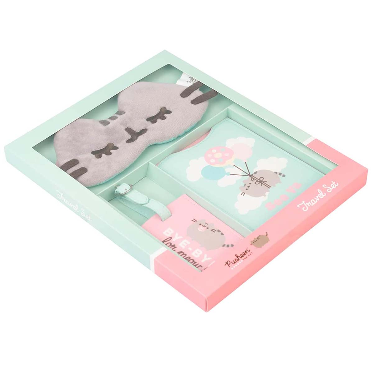 Ein Pusheen-Reiseset in einer rosa-türkisen Schachtel mit Schlafmaske, Gepäckanhänger und Reisepasshülle.
