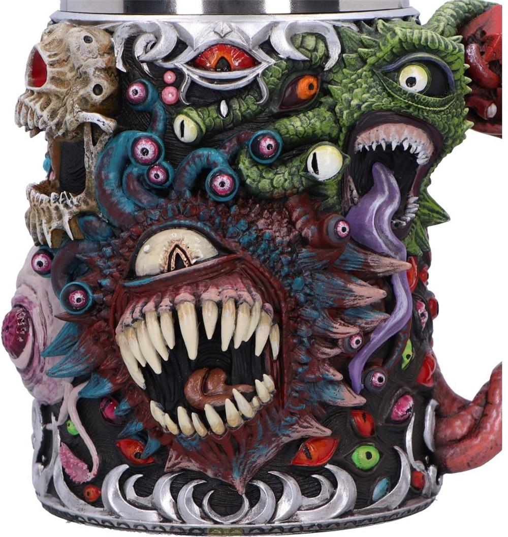 Nahaufnahme eines Fantasiemugs mit skulptierten, mehräugigen Monstern, scharfen Zähnen, Tentakeln und einem Schädel.