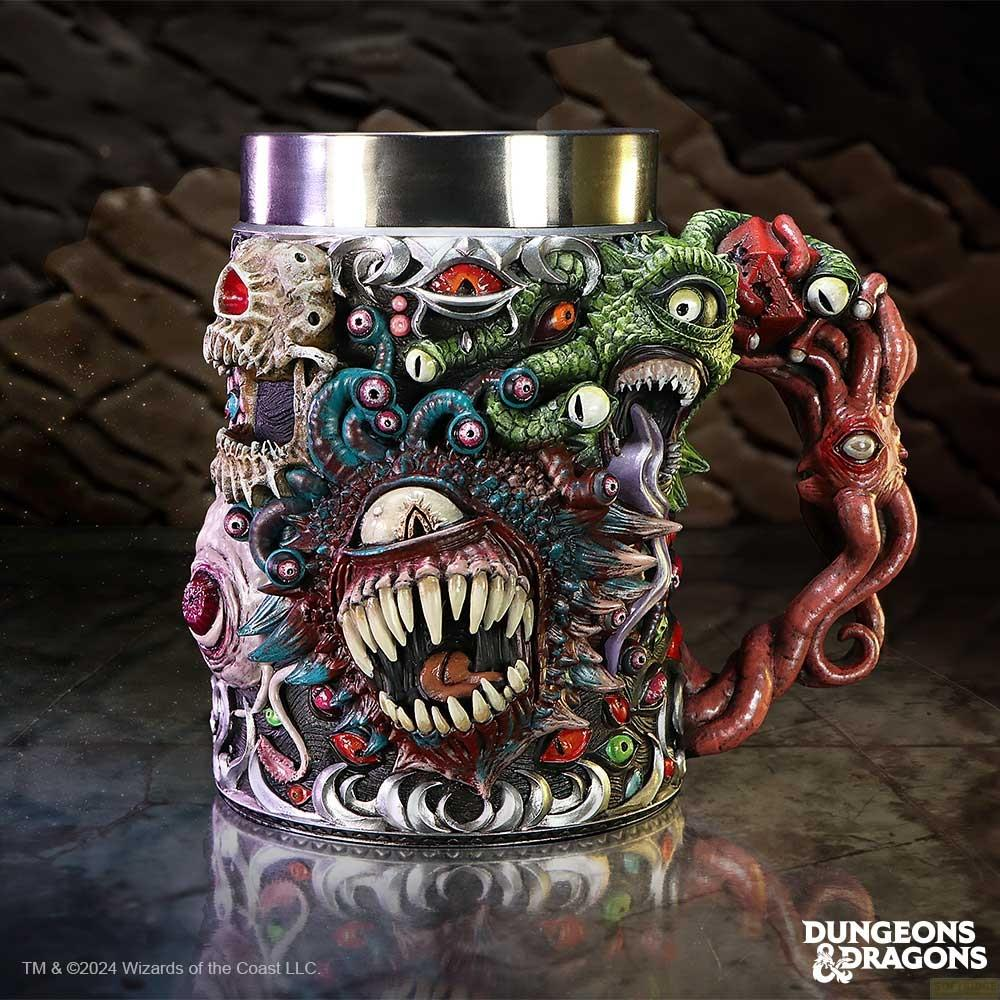 Ein detailreicher Dungeons & Dragons Becher mit vielen Augen und Zähnen, der auf einem Tisch steht.