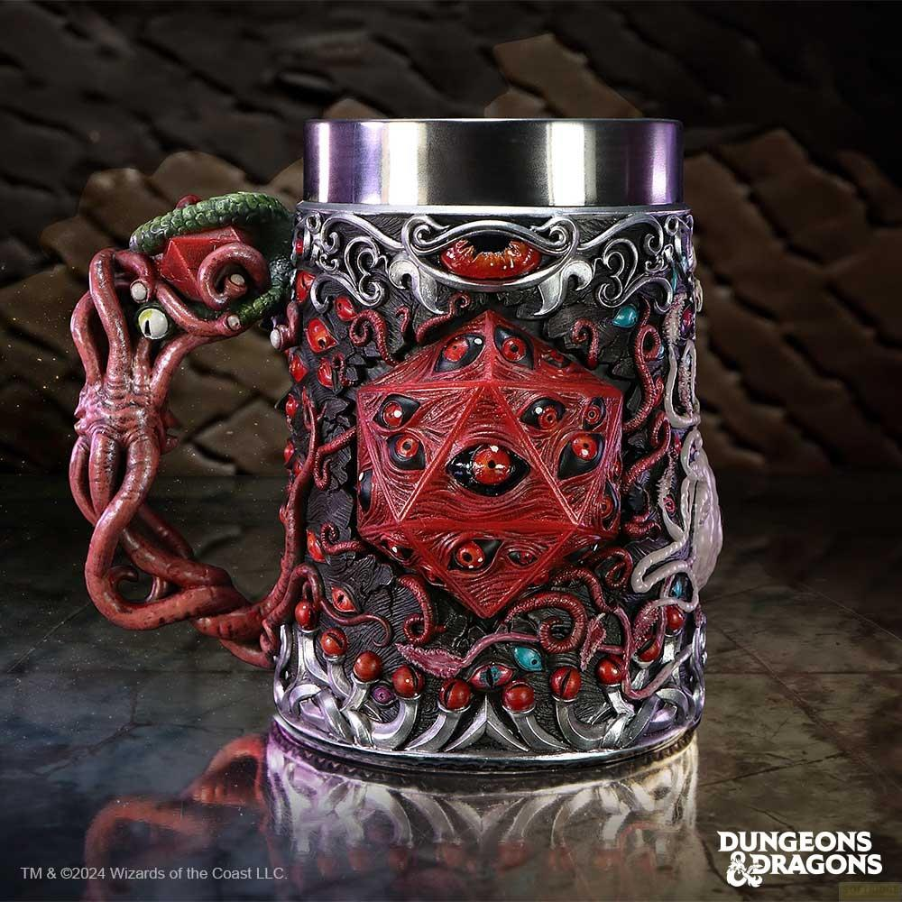 Ein detaillierter D&D Becher mit einem roten 20-seitigen Würfel voller Augen und Tentakeln als Griff.