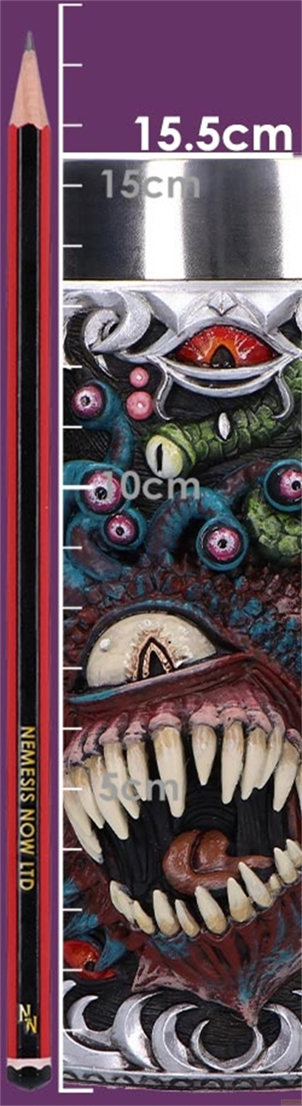 Ein detailreiches, monsterartiges Gefäß mit vielen Augen und scharfen Zähnen neben einem Lineal.
