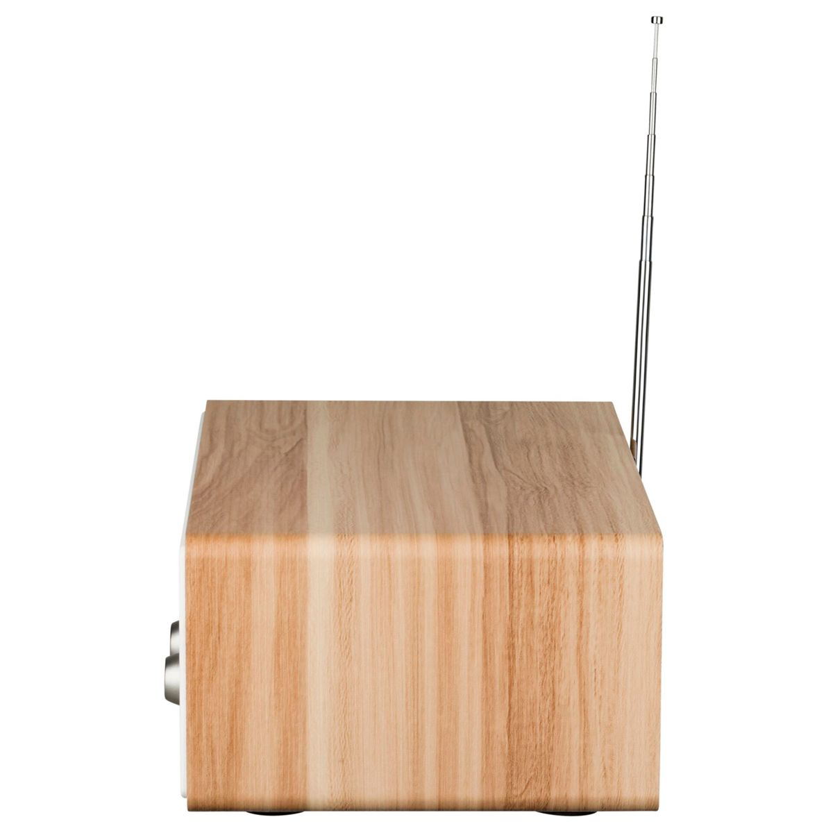 Ein hölzernes Radio mit ausgefahrener Antenne auf weißem Hintergrund.