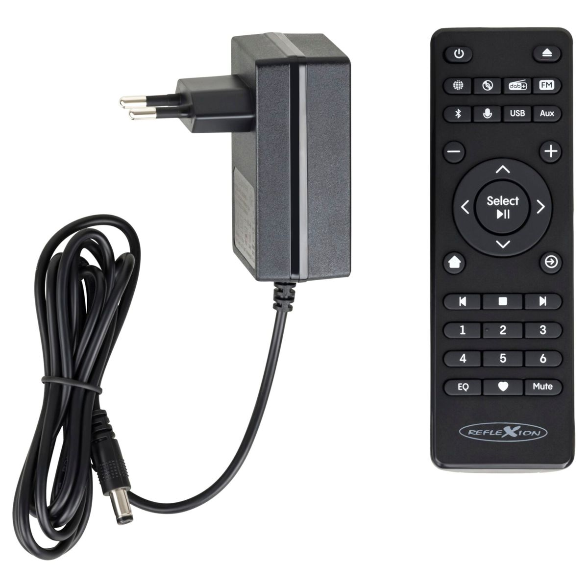 Ein schwarzes Netzteil mit Kabel und eine schwarze Fernbedienung mit vielen Tasten.