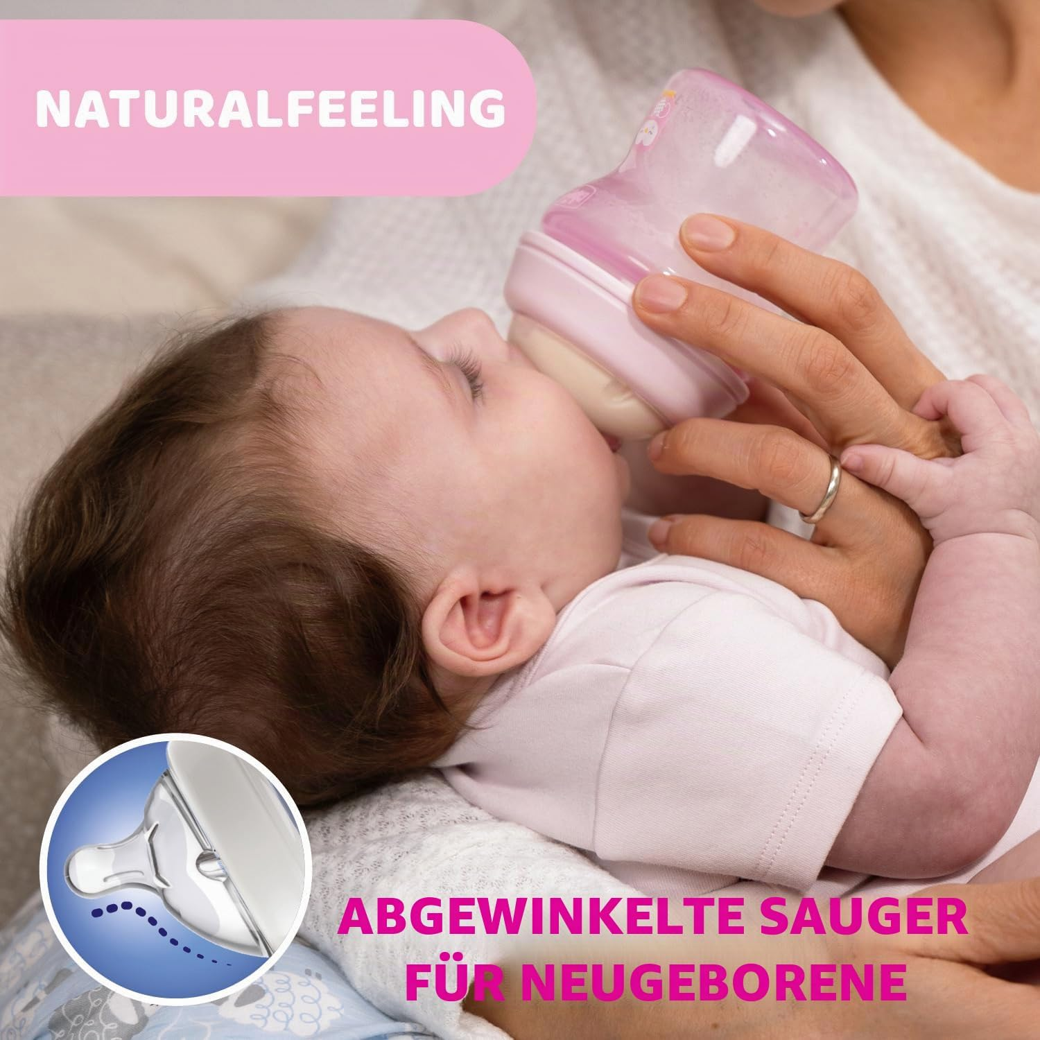 Ein Baby trinkt aus einer rosa Babyflasche, die von einer Frau gehalten wird.