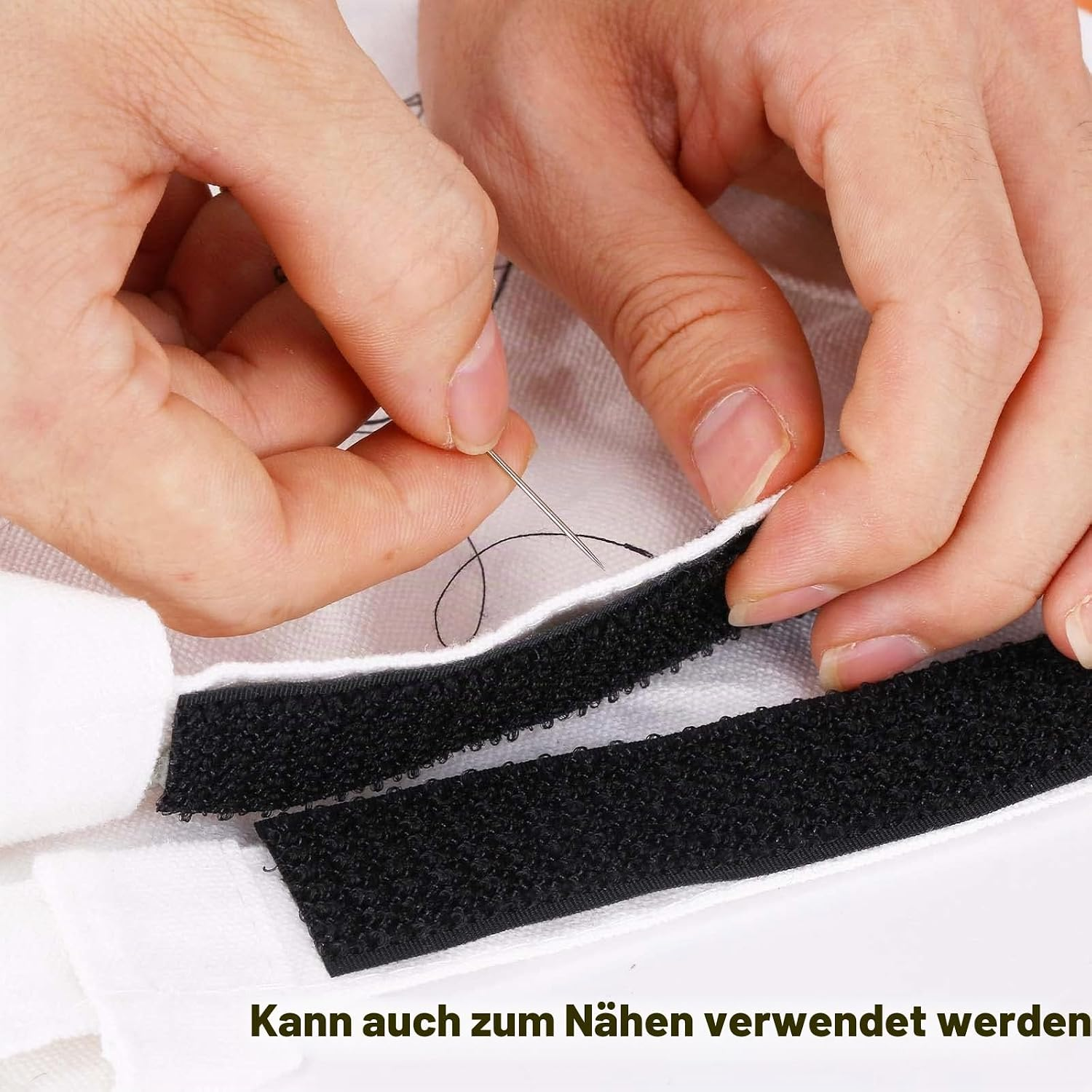 Hände nähen schwarzes Klettband mit Nadel und Faden auf weißen Stoff.