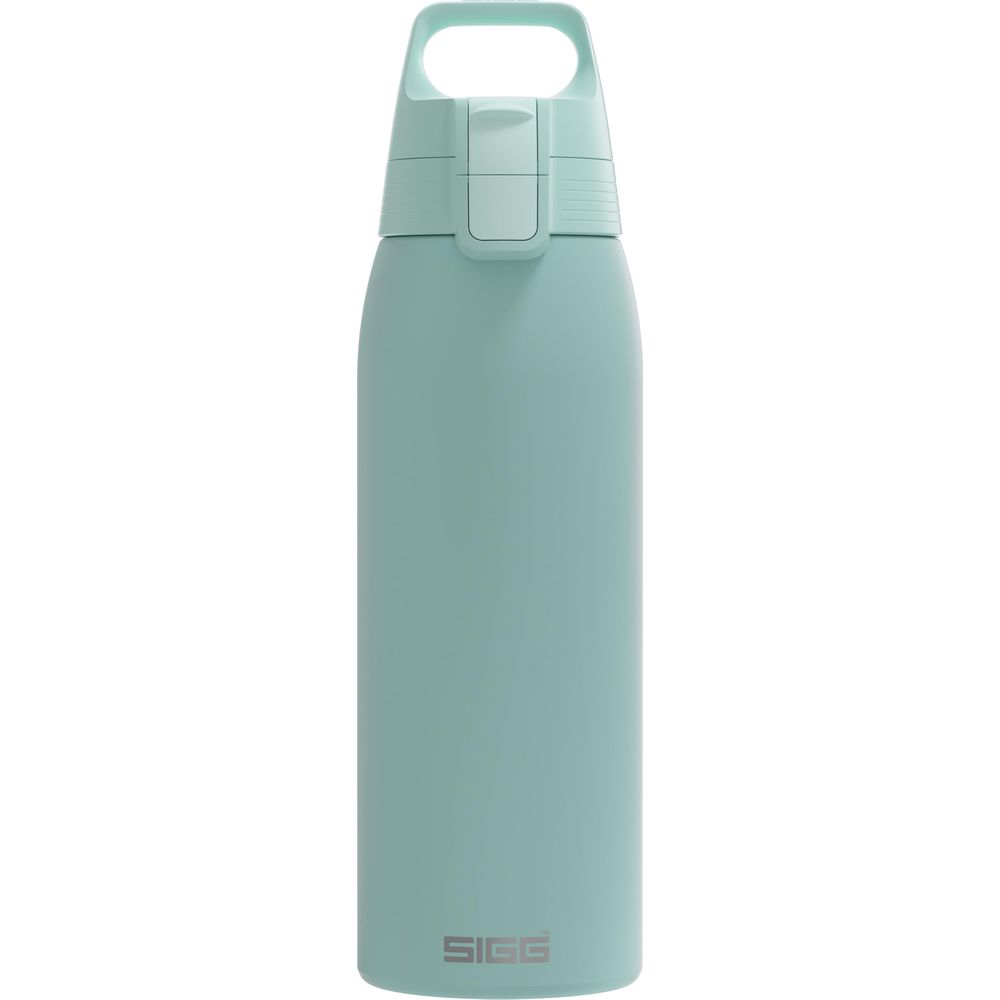 Eine hellgrüne Sigg-Trinkflasche mit Henkelverschluss vor weißem Hintergrund.