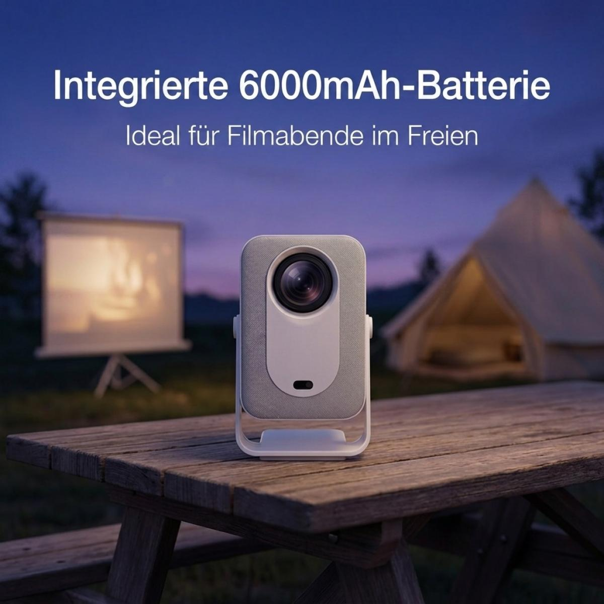 Tragbarer Projektor auf einem Holztisch bei Nacht, im Hintergrund ein Zelt und eine Leinwand.