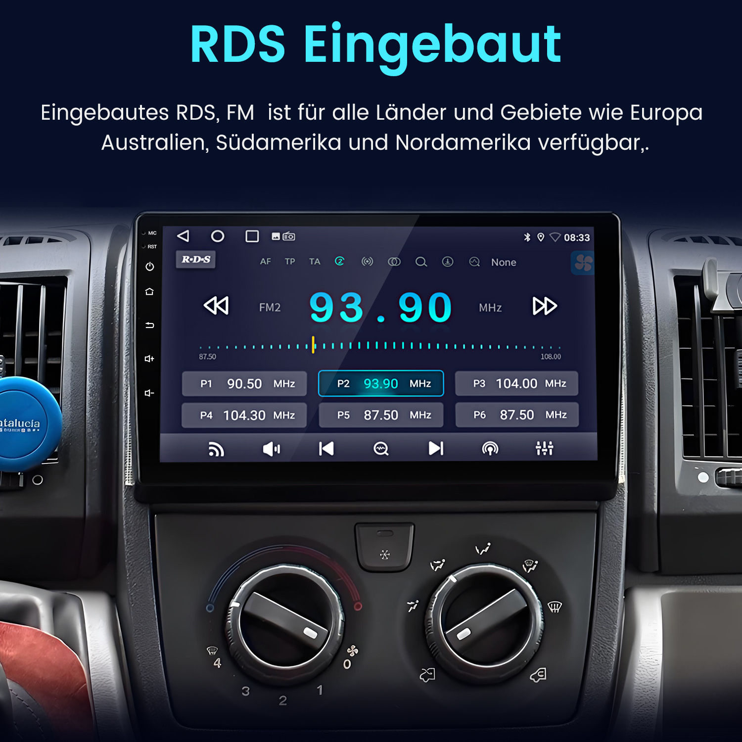 Ein Car-Audio-Bildschirm zeigt die FM-Radio-Schnittstelle, umgeben von Armaturenbrettknöpfen und Text oben.