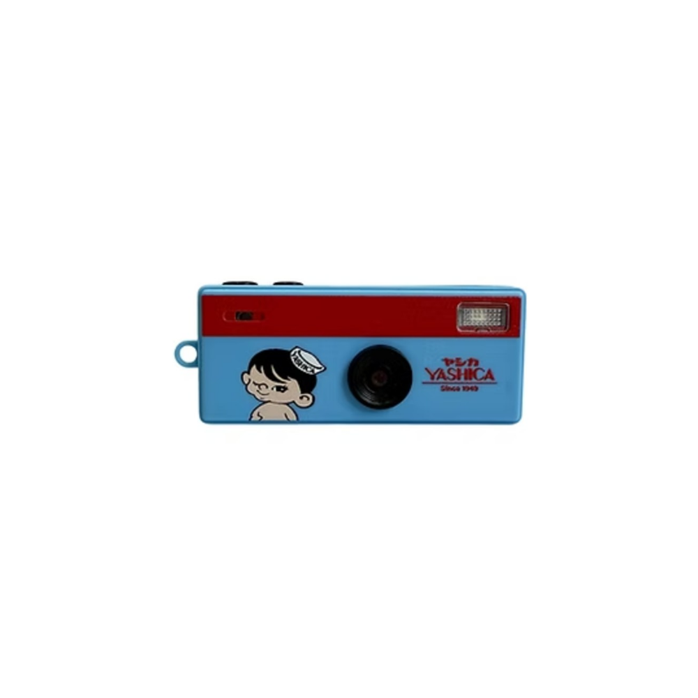 Blaue und rote Yashica-Kamera mit Cartoon-Figur auf weißem Grund.