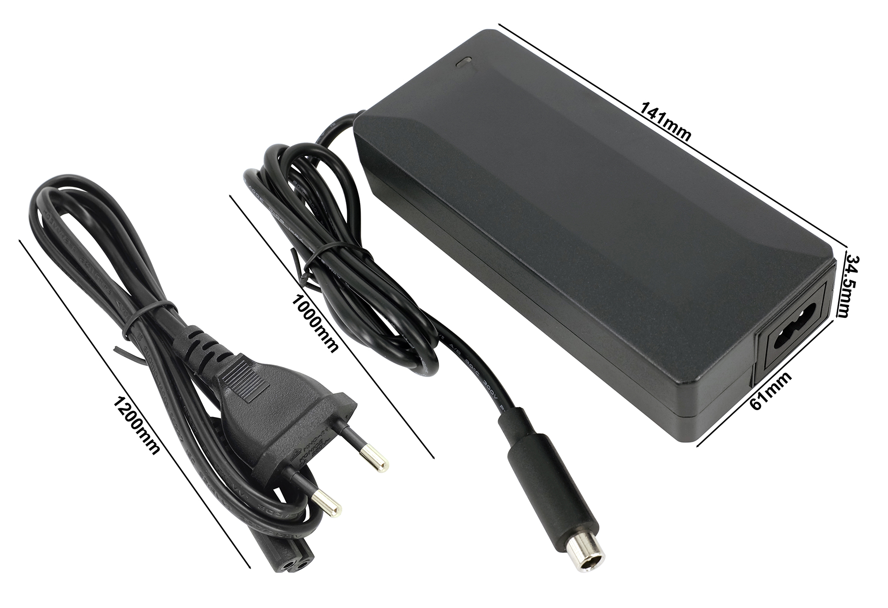Adaptador de corriente negro con dimensiones y cables conectados con enchufe europeo sobre fondo blanco.
