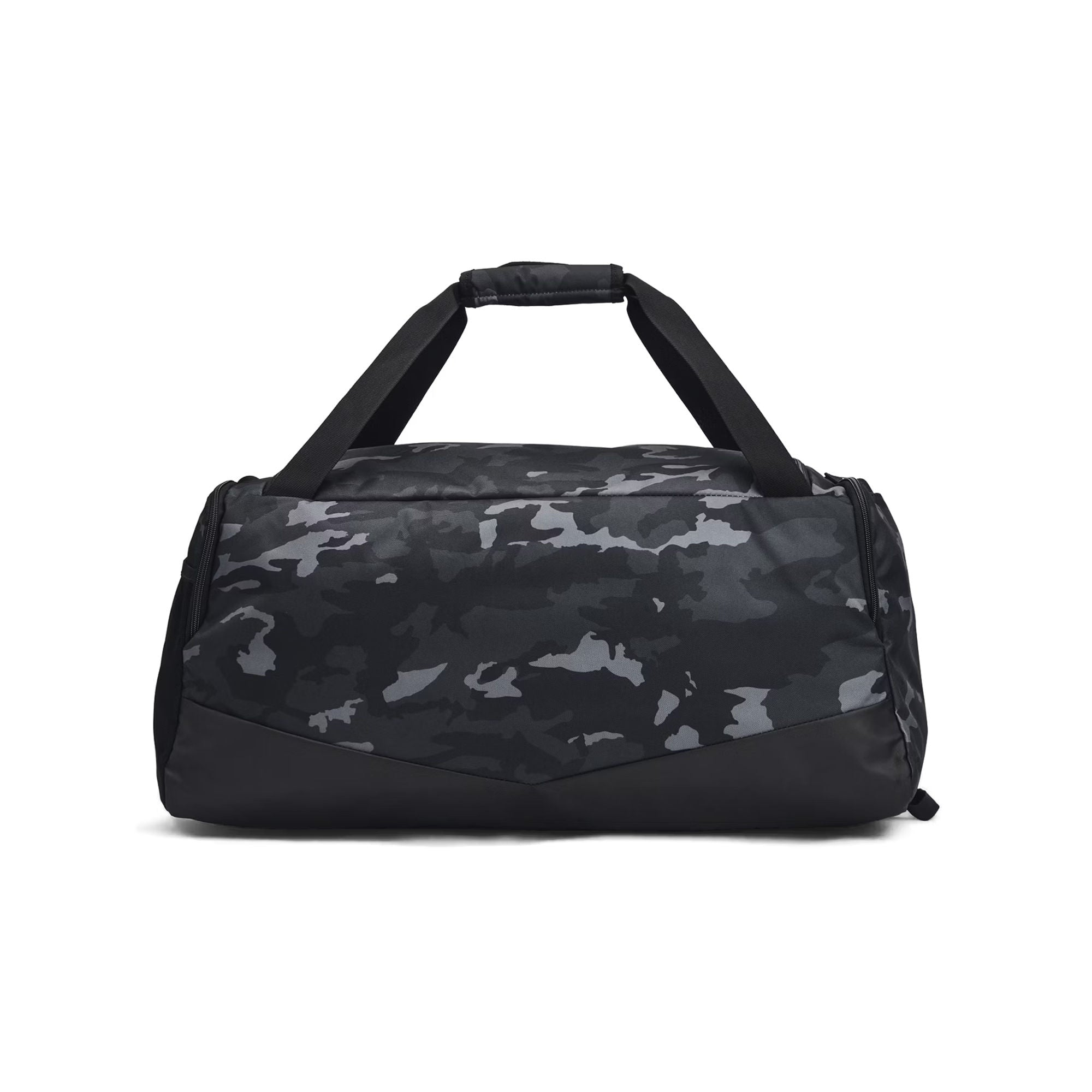 Eine schwarz-graue Camouflage-Sporttasche mit schwarzen Henkeln und einem schwarzen Boden vor weißem Hintergrund.
