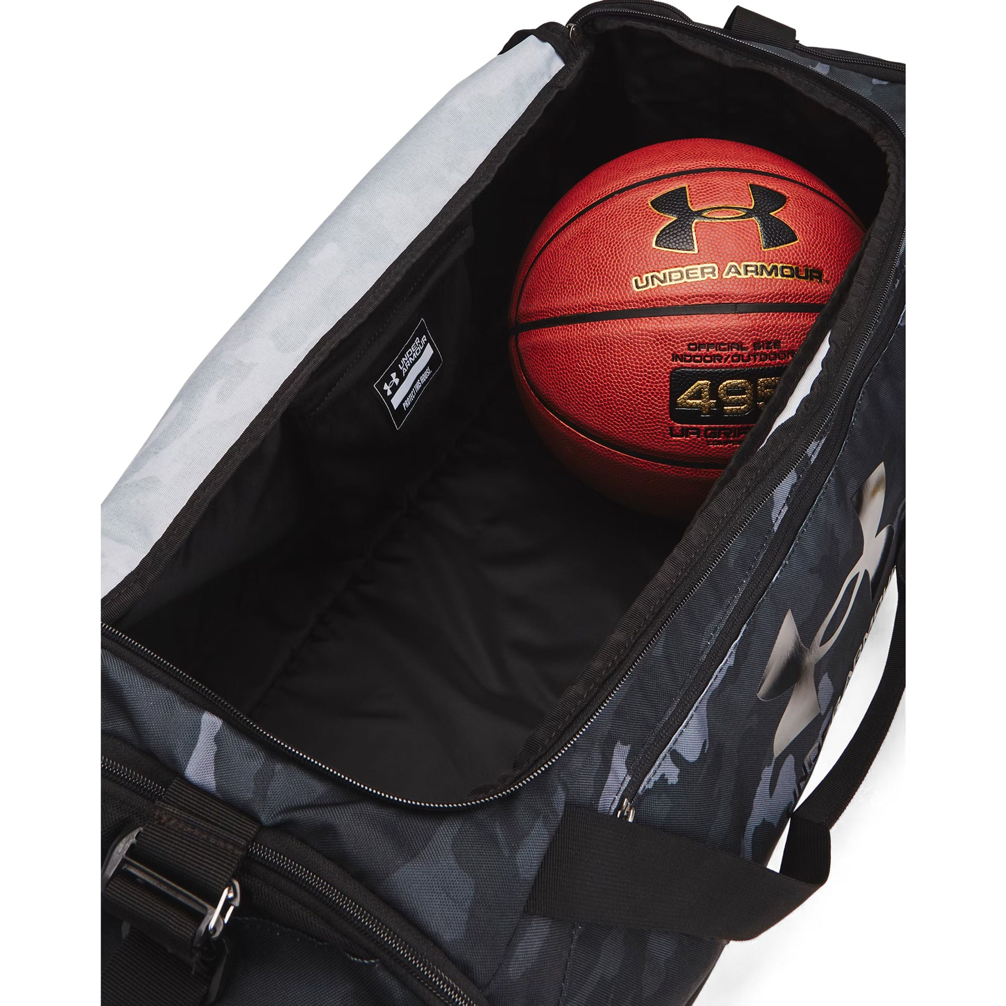 Ein offener, grau-schwarz gemusterter Sportbeutel mit einem roten Under Armour Basketball im Inneren.