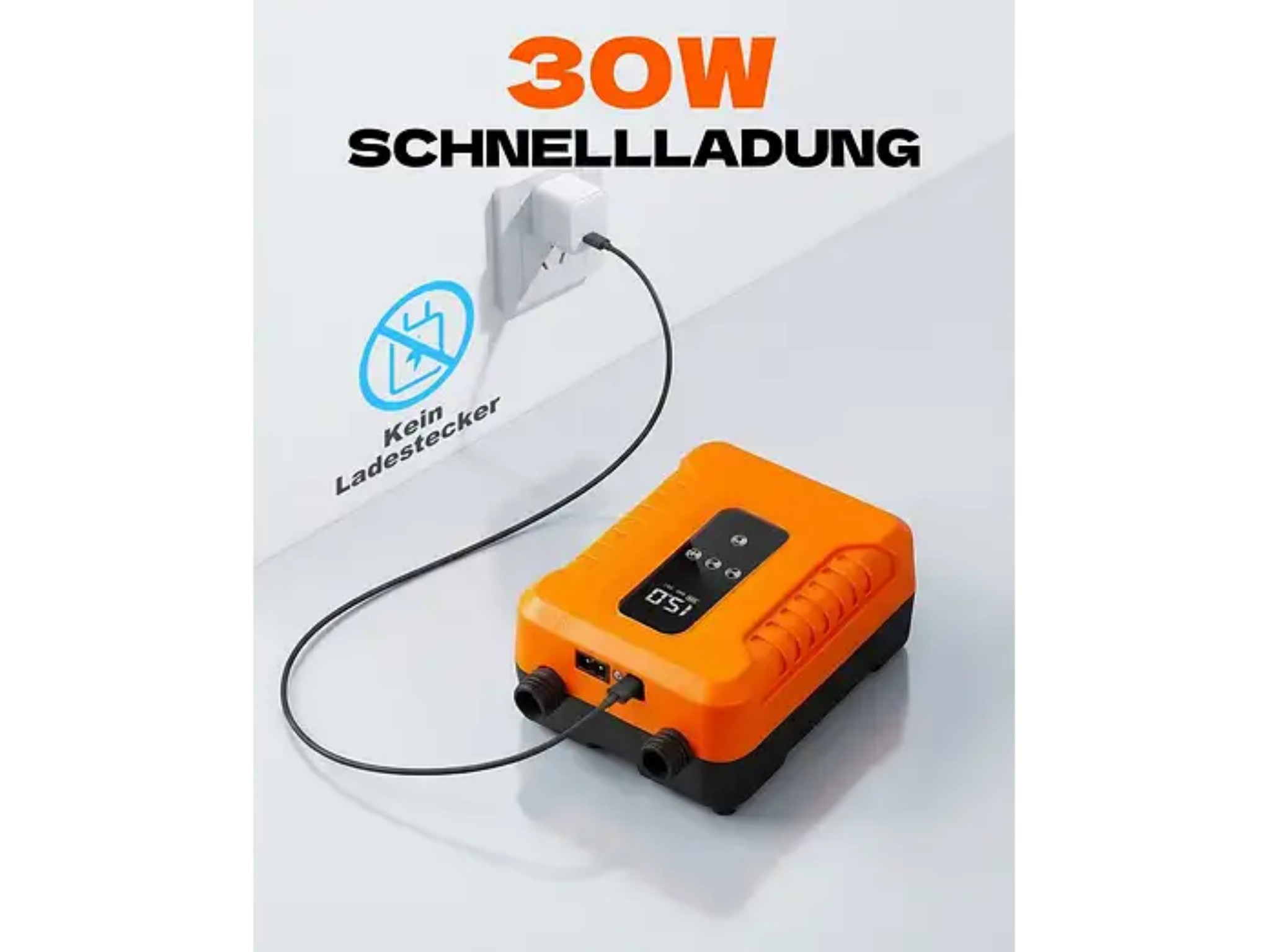 Oranger Akku mit digitalem Display verbunden an einer Wandsteckdose.