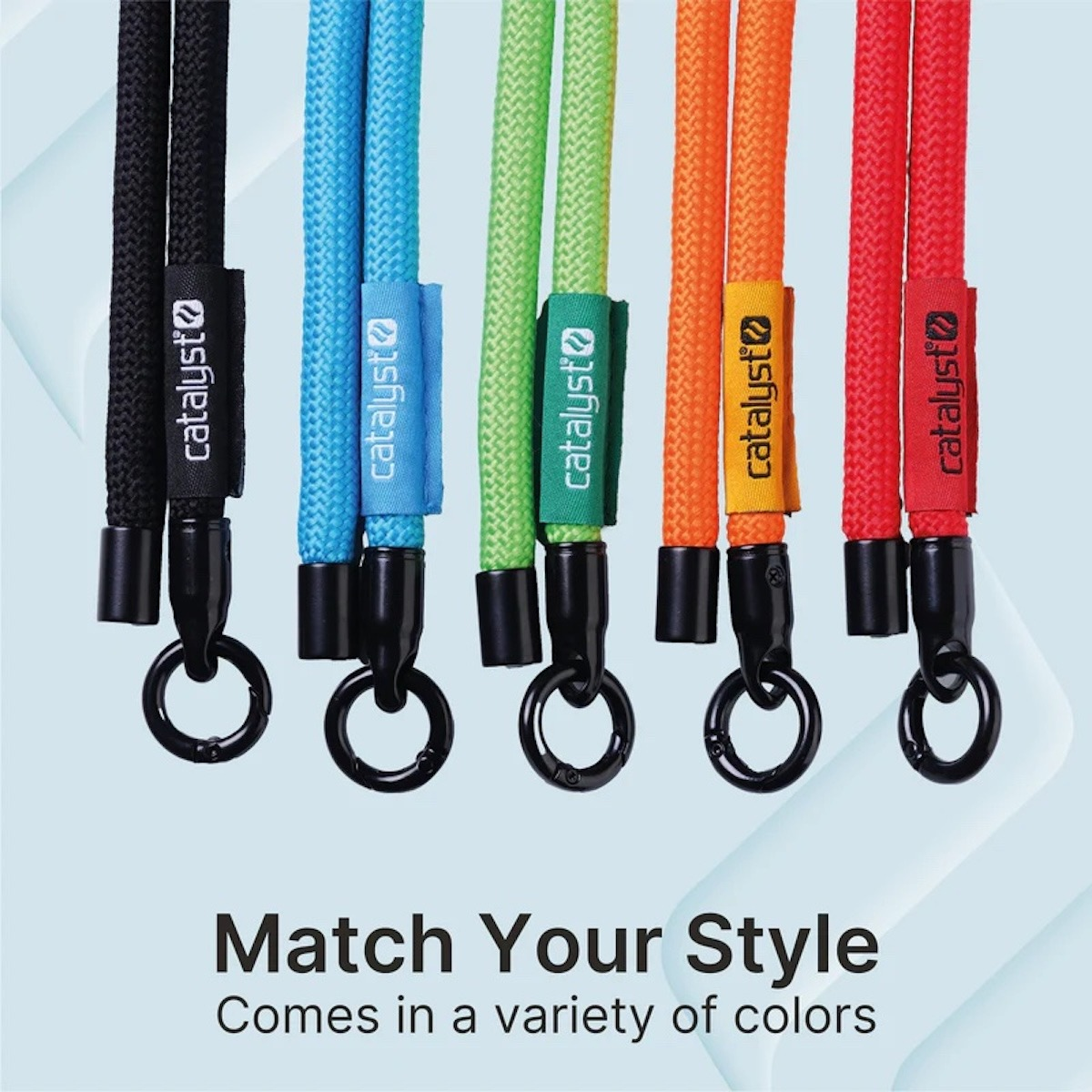 Fünf farbige Catalyst Lanyards mit schwarzen Ringen hängen nebeneinander vor hellem Hintergrund.
