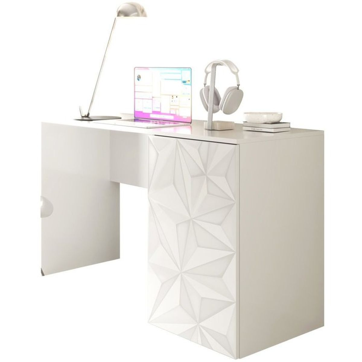Weißer Schreibtisch mit geometrischem Muster, Lampe, Laptop und Kopfhörern auf heller Oberfläche.