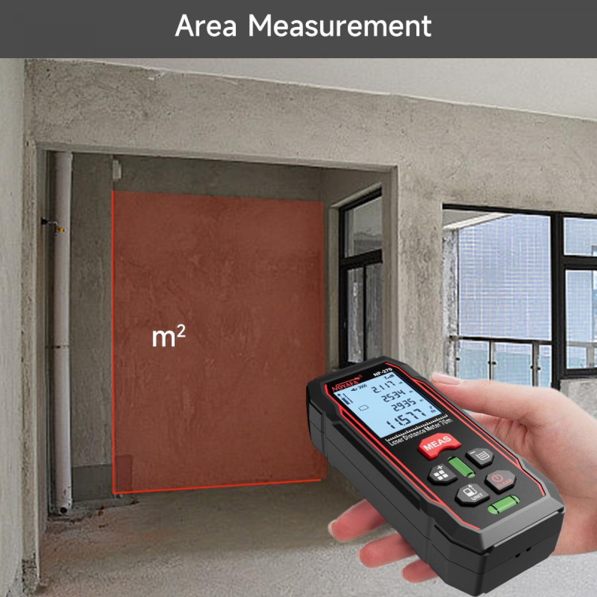 Hand hält ein digitales Lasermessgerät vor einer unverputzten Wand mit roter Messfläche.