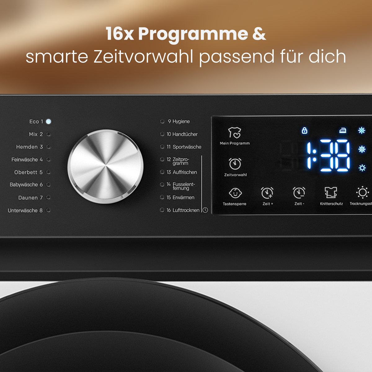 Bedienfeld einer schwarzen Waschmaschine mit silbernem Drehregler und blauem LED-Display.