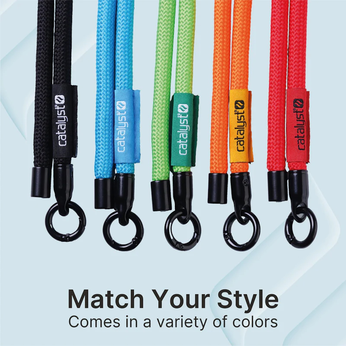 Fünf farbige Catalyst Lanyards mit schwarzen Ringen hängen nebeneinander.