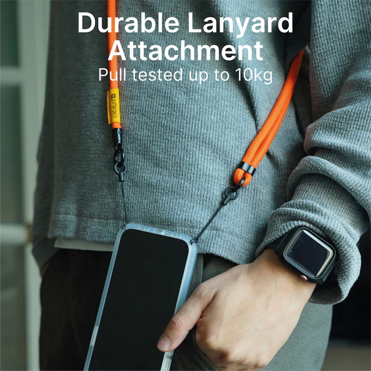 Person trägt ein Smartphone mit orangefarbenem Lanyard um den Hals und eine Smartwatch am Handgelenk.