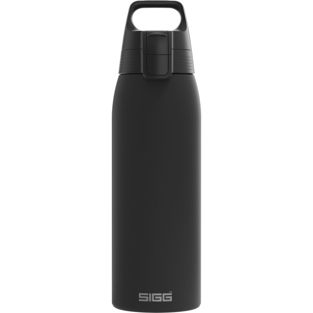 Eine matte schwarze Sigg Trinkflasche mit schwarzem Deckel und Tragegriff auf weißem Hintergrund.