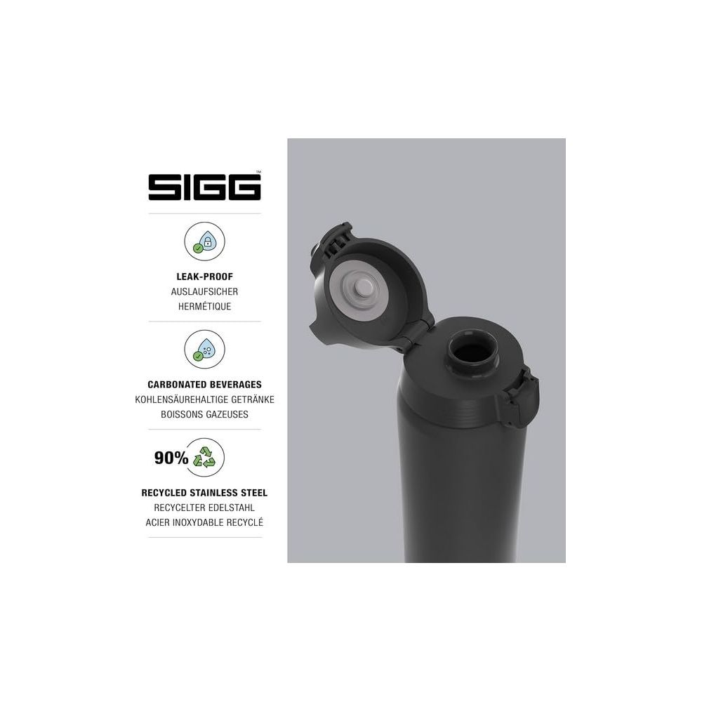 Schwarze SIGG-Trinkflasche mit offenem Deckel und Icons für Auslaufsicherheit und recycelten Edelstahl.