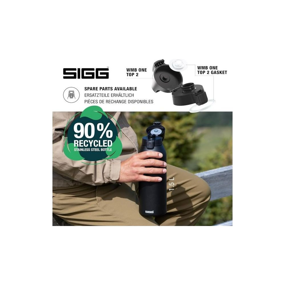Eine Hand hält eine schwarze Sigg-Flasche, mit Infotexten über recycelte Materialien und Ersatzteile oben.