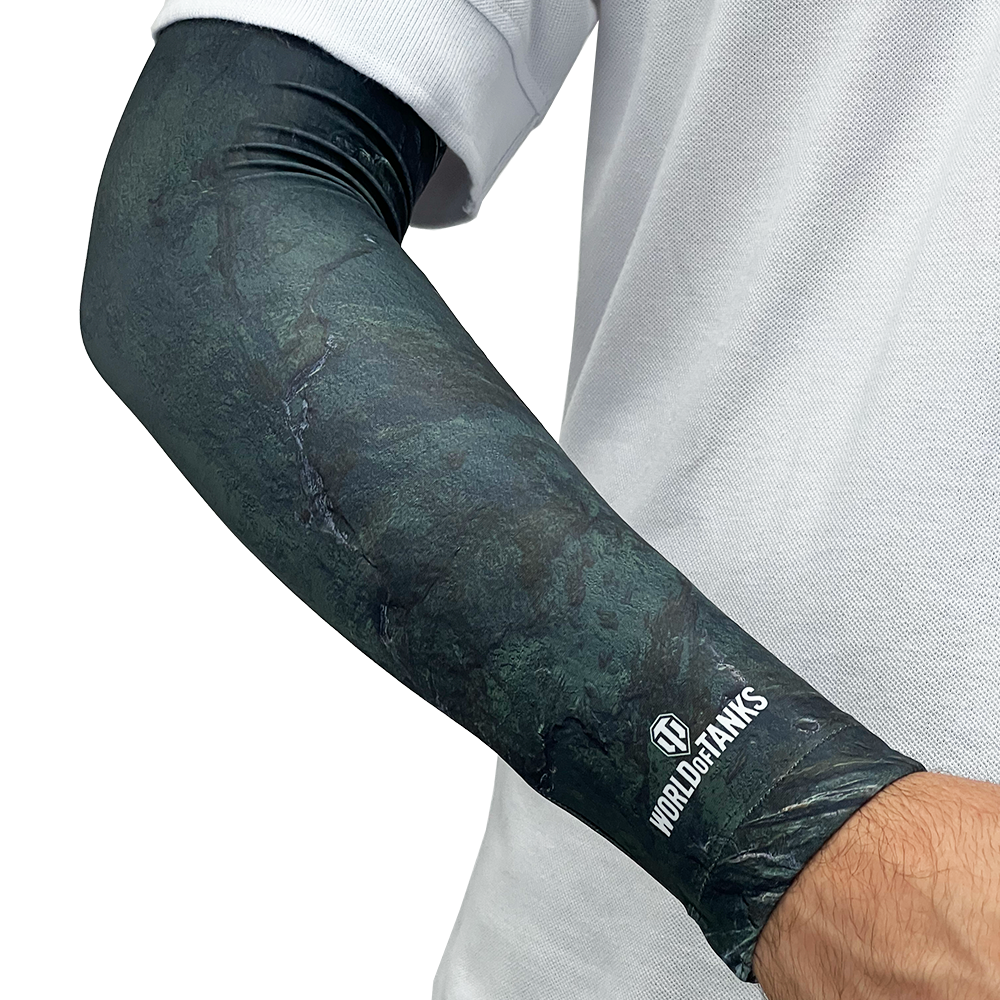 Arm mit dunkler, steinmusterartiger Hülle und World of Tanks-Logo, dazu ein weißes Hemd.