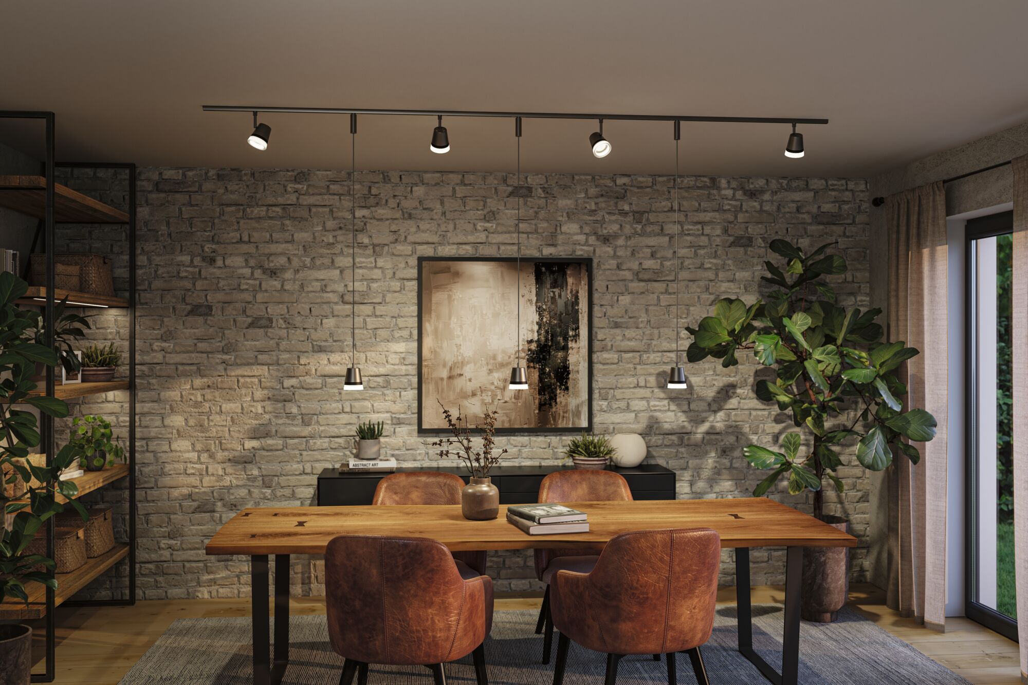 Moderne Essecke mit Holztisch, vier Ledersesseln und Wandbild vor Ziegelwand.