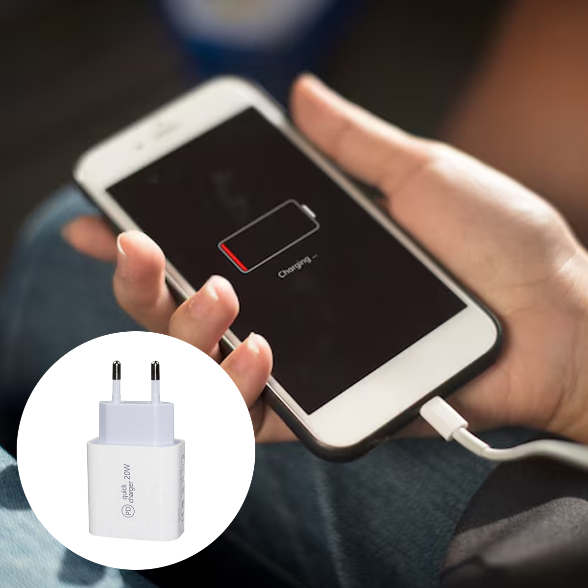 Ein weißes Smartphone wird geladen, im Vordergrund ist ein weißes 20W USB-C-Ladegerät zu sehen.