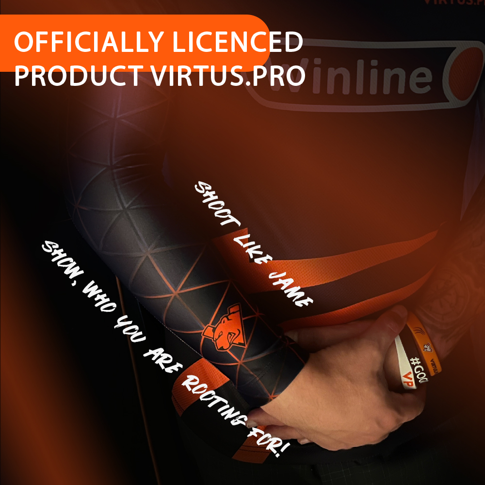 Eine Person trägt ein Virtus.pro-Esports-Trikot und einen passenden Armschutz mit Werbetexten.