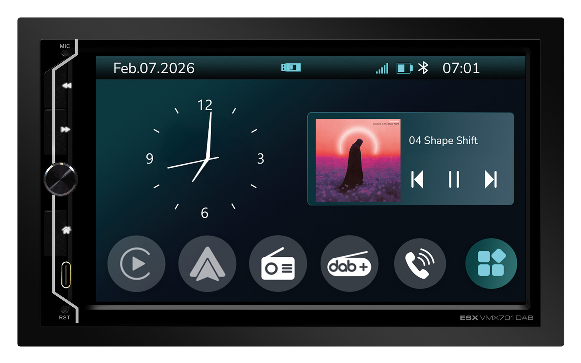 Ein Autoradio-Touchscreen zeigt eine Uhr, einen Musikplayer und App-Symbole auf dunklem Hintergrund.