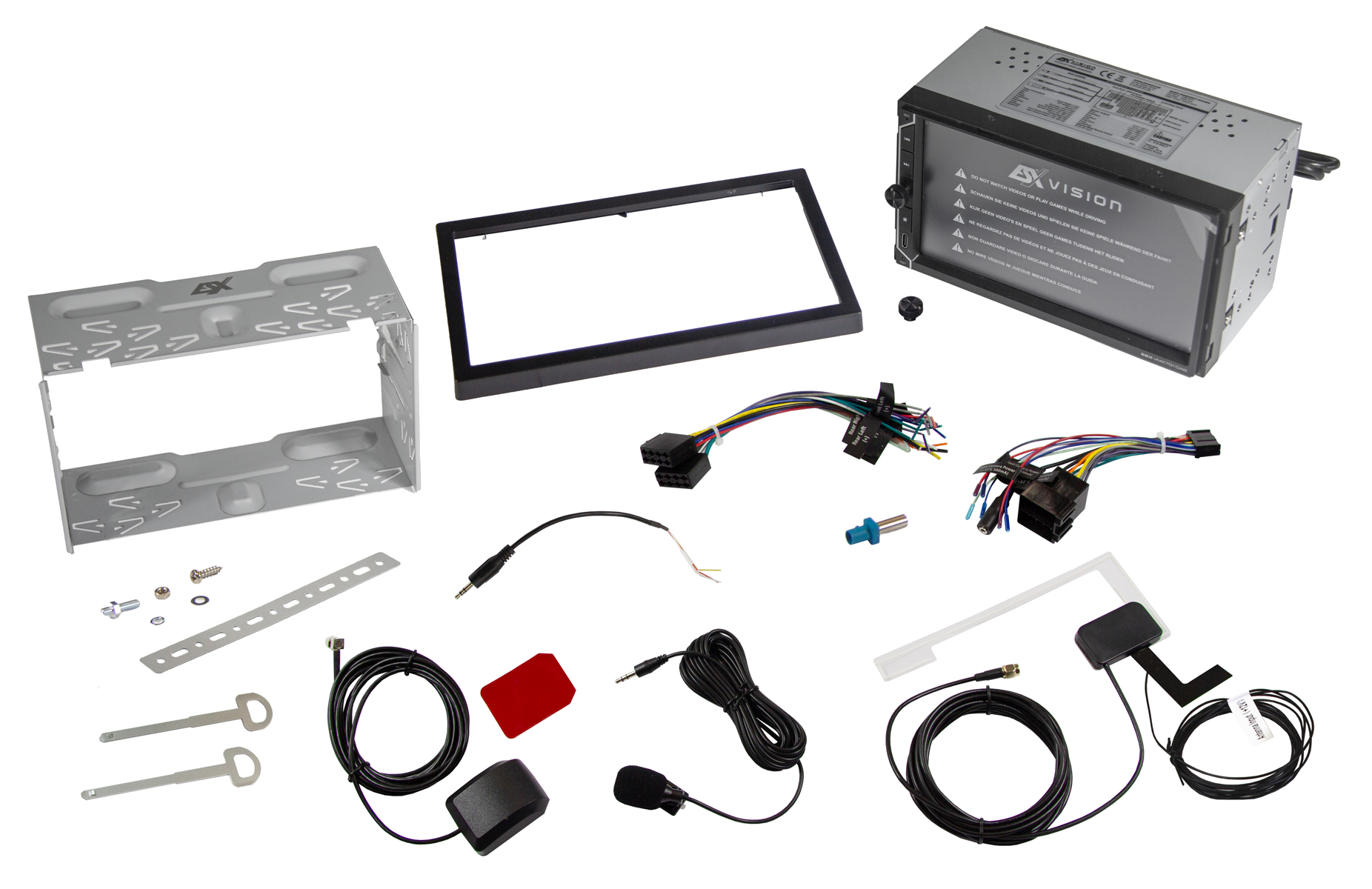 Ein Car-Audio-Receiver mit Metallhalterung, Kabeln, Antennen und Befestigungsmaterial auf weißem Hintergrund.